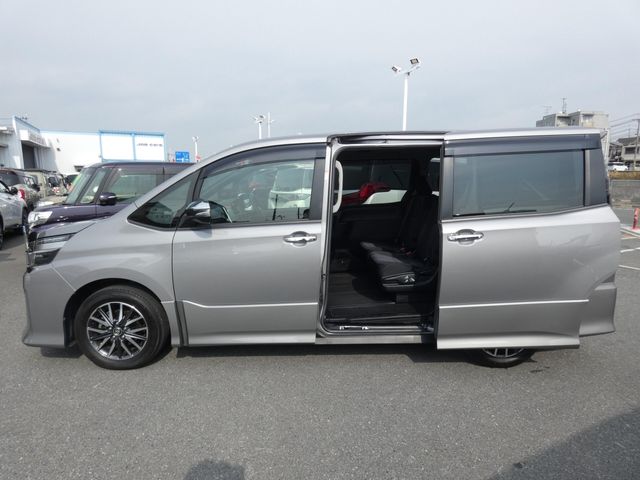 TOYOTA VOXY 2017 Image 31