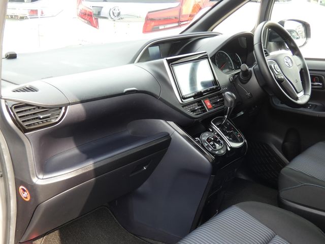 TOYOTA VOXY 2017 Image 31