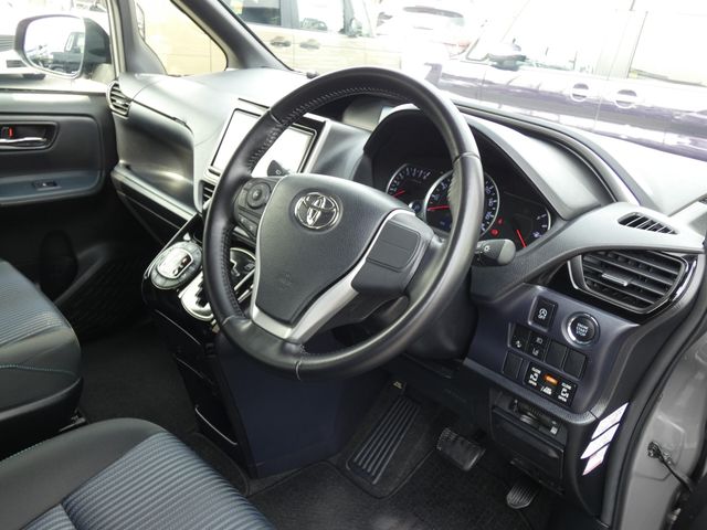 TOYOTA VOXY 2017 Image 31