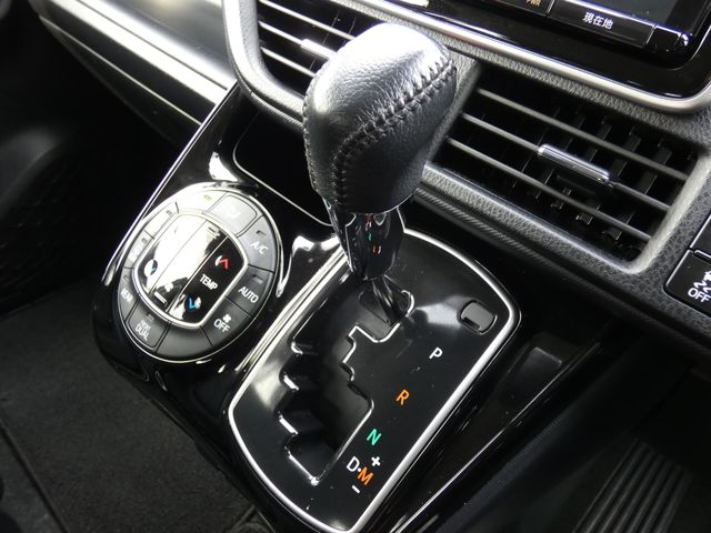 TOYOTA VOXY 2017 Image 31