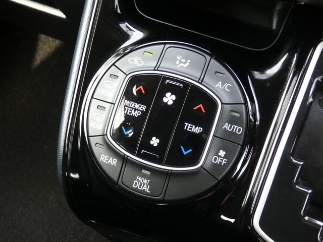 TOYOTA VOXY 2017 Image 31