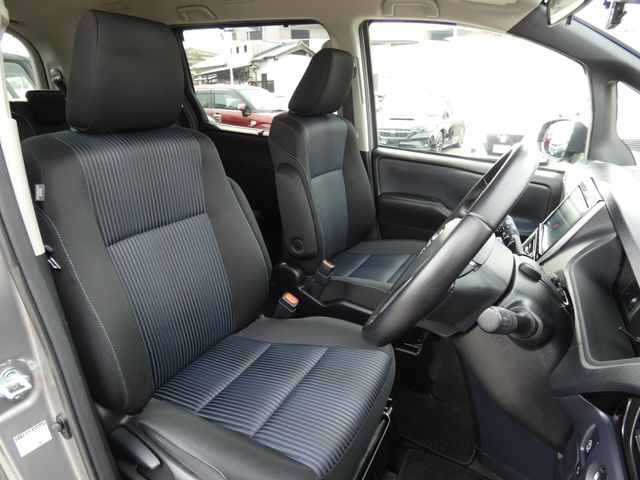 TOYOTA VOXY 2017 Image 31