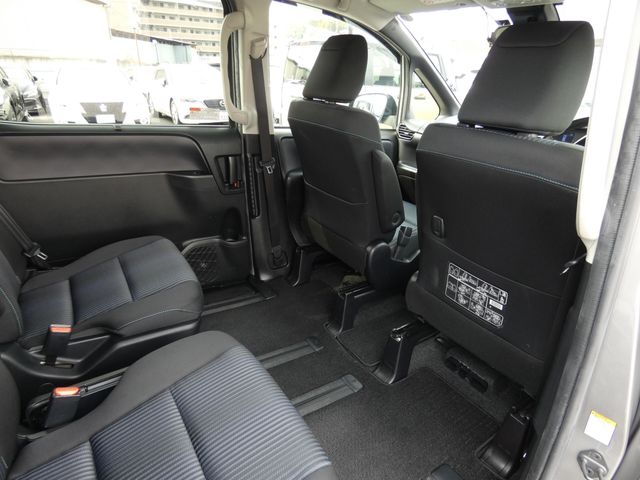 TOYOTA VOXY 2017 Image 31