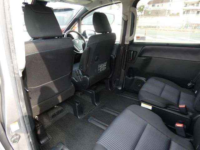 TOYOTA VOXY 2017 Image 31