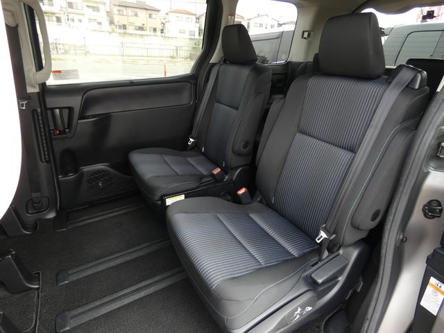 TOYOTA VOXY 2017 Image 31