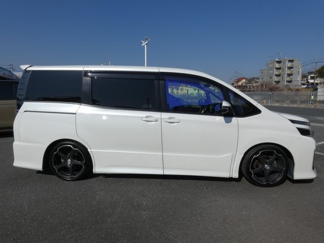 TOYOTA VOXY 2014 Image 31