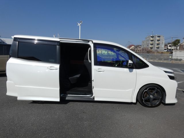 TOYOTA VOXY 2014 Image 31