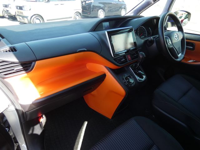 TOYOTA VOXY 2014 Image 31