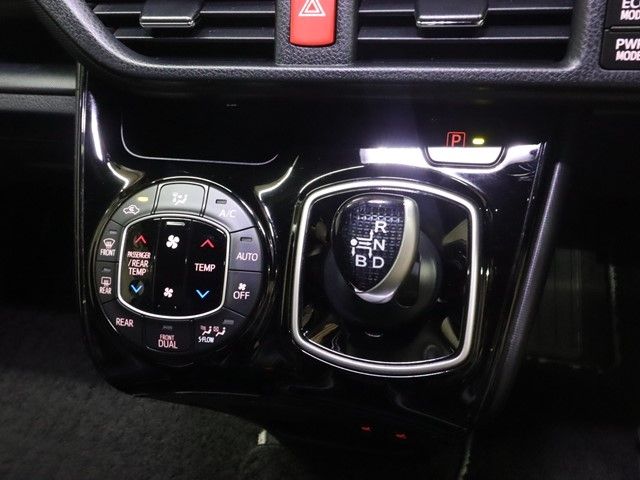 TOYOTA NOAH HYBRID 2019 Image 31