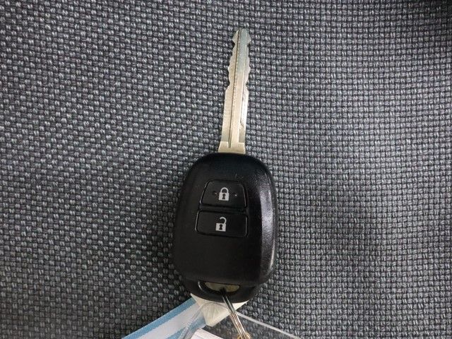 TOYOTA VITZ 2015 Image 31