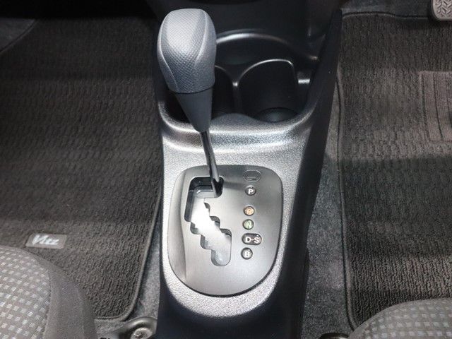 TOYOTA VITZ 2015 Image 31