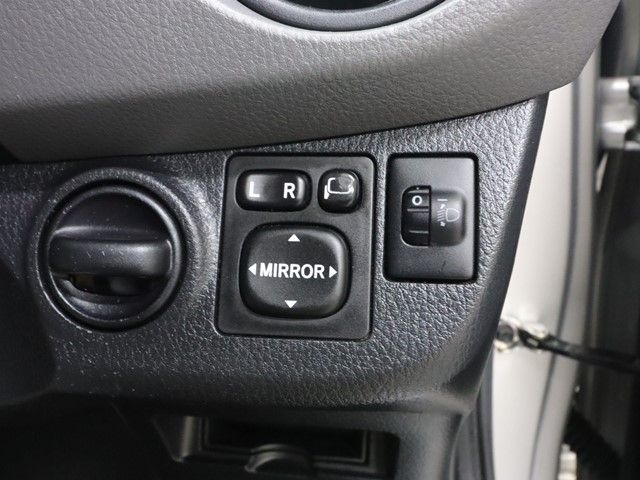 TOYOTA VITZ 2015 Image 31