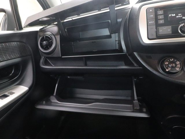 TOYOTA VITZ 2015 Image 31