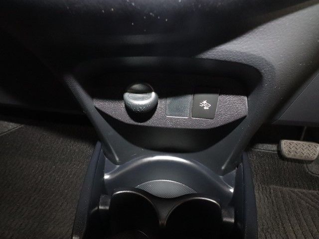 TOYOTA VITZ 2015 Image 31