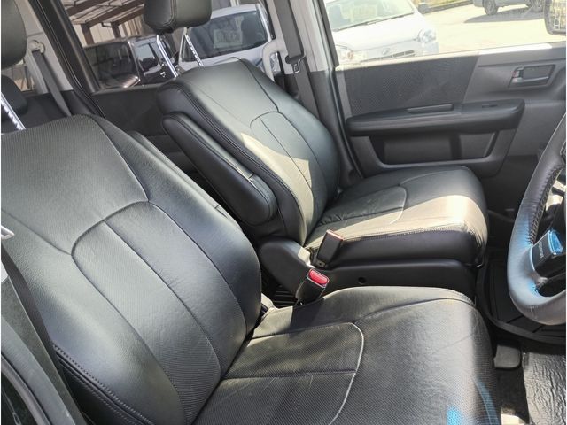 HONDA STEPWAGON SPADA 2010 Image 31