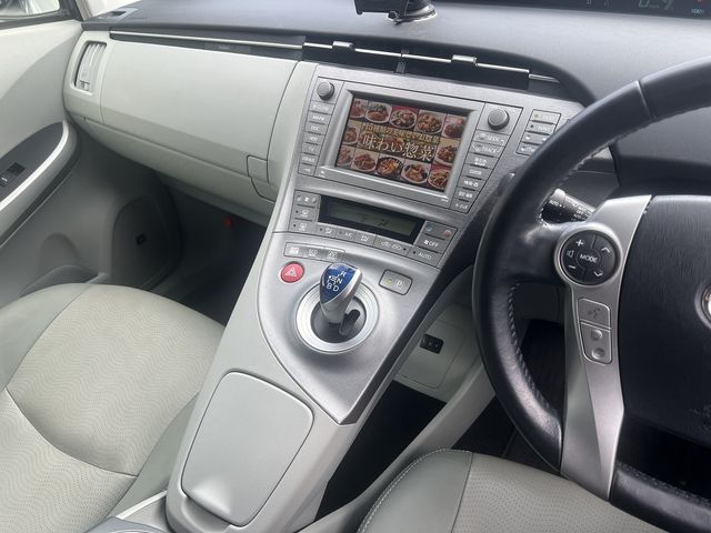 TOYOTA PRIUS 2014 Image 31