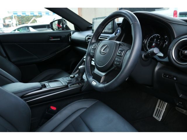 TOYOTA LEXUS IS300H 2021 Image 31