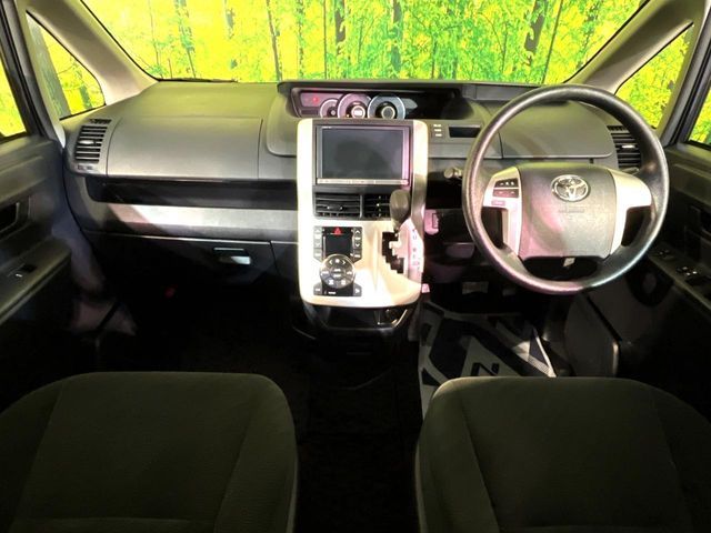 TOYOTA VOXY 2013 Image 31