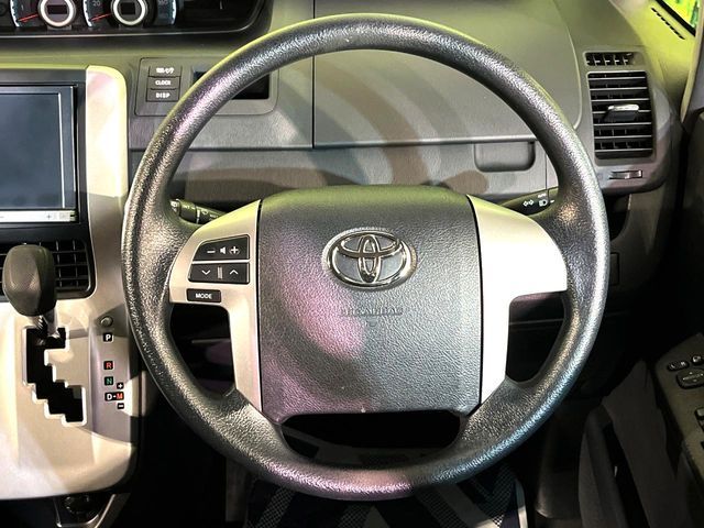 TOYOTA VOXY 2013 Image 31