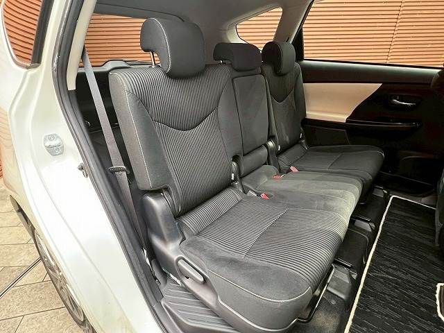 TOYOTA PRIUS ALPHA 2017 Image 31