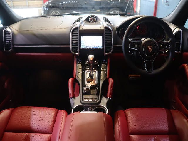 PORSCHE CAYENNE 2015 Image 31