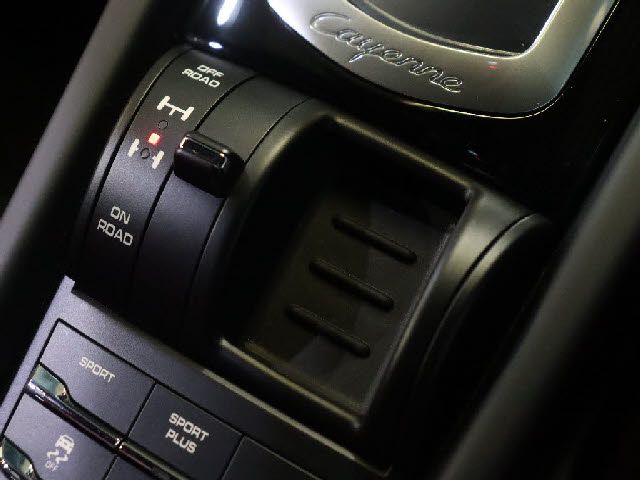 PORSCHE CAYENNE 2015 Image 31