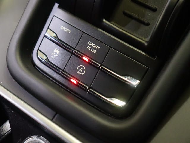 PORSCHE CAYENNE 2015 Image 31