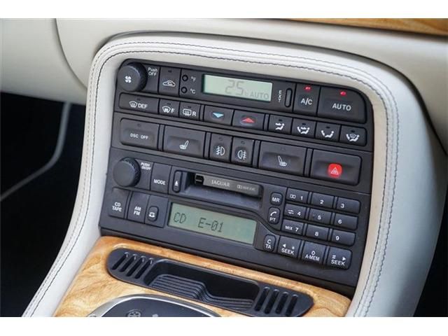 JAGUAR XKSERIES COUP 2006 Image 31