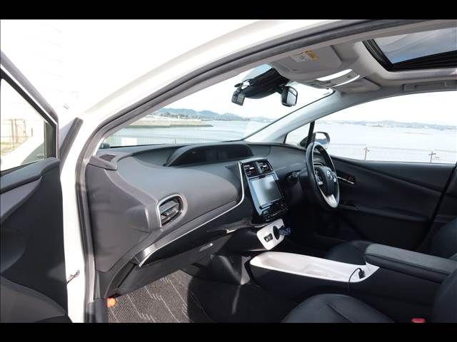 TOYOTA PRIUS 2017 Image 31