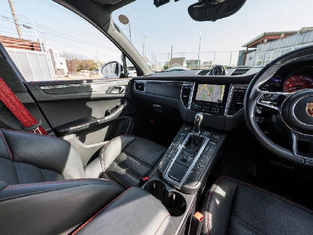 PORSCHE MACAN 2016 Image 31