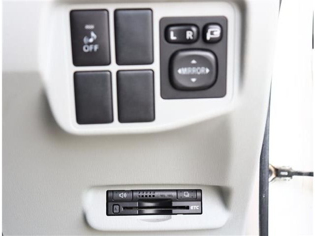 TOYOTA PRIUS 2012 Image 31