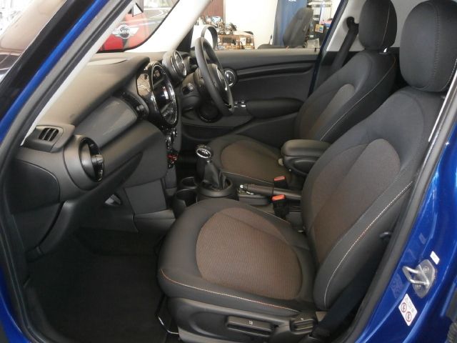 BMW MINI COOPER D 5DOOR 2019 Image 31