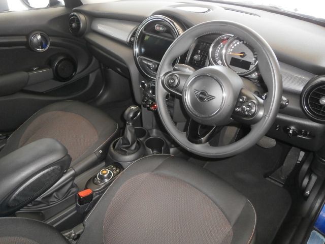 BMW MINI COOPER D 5DOOR 2019 Image 31