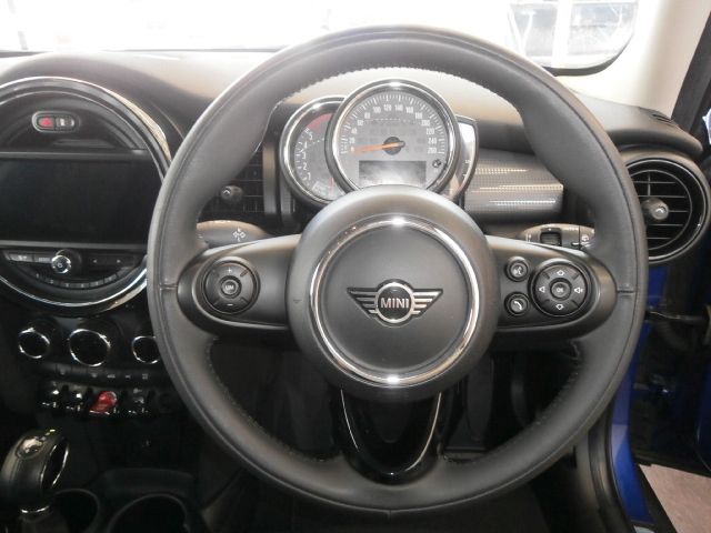 BMW MINI COOPER D 5DOOR 2019 Image 31