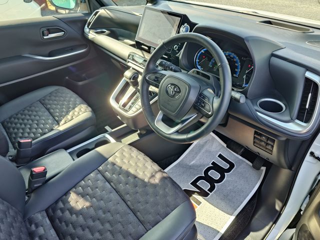 TOYOTA VOXY HYBRID 2023 Image 31