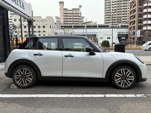 BMW MINI COOPER 5DOOR 2025 Image 31