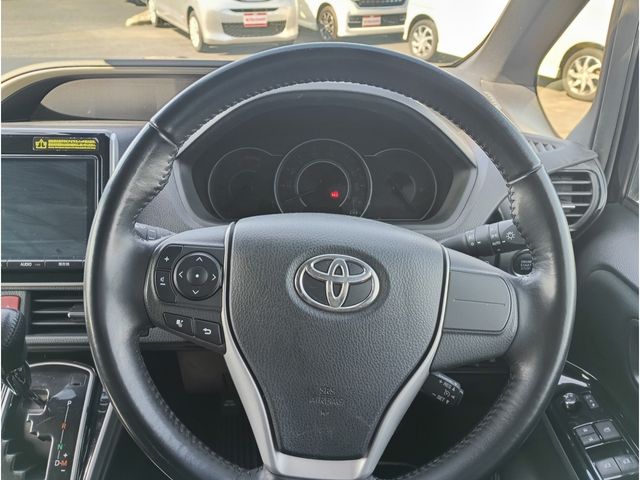 TOYOTA VOXY 4WD 2018 Image 31