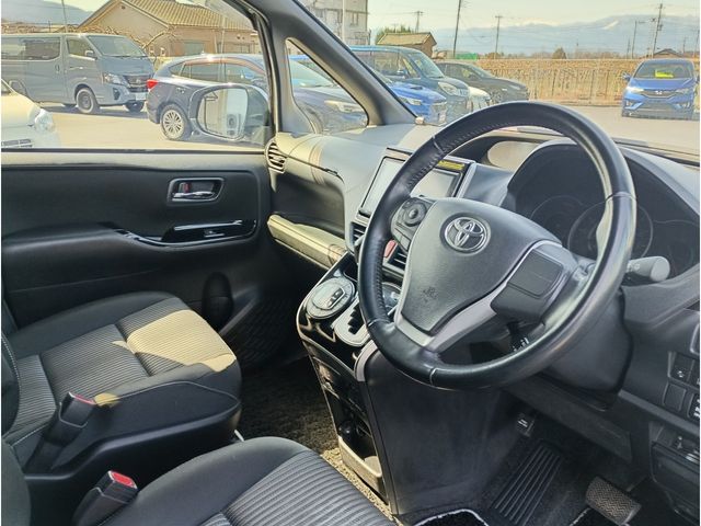 TOYOTA VOXY 4WD 2018 Image 31