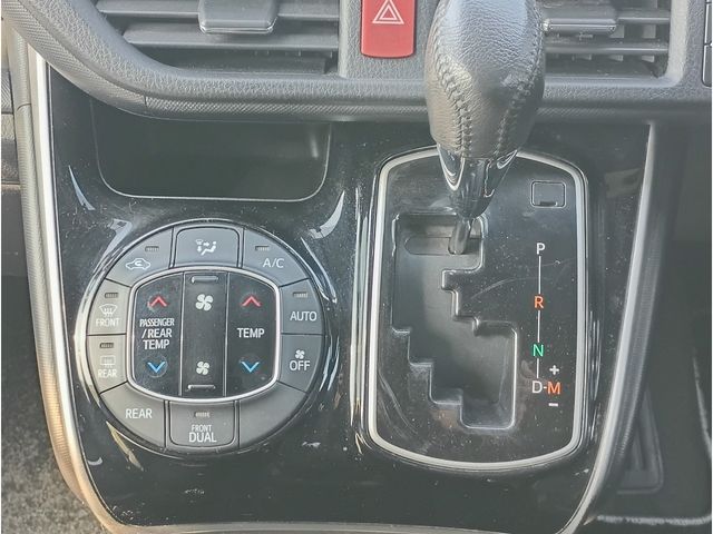 TOYOTA VOXY 4WD 2018 Image 31