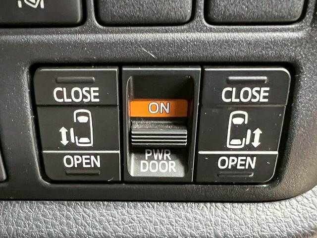 TOYOTA VOXY 2017 Image 31