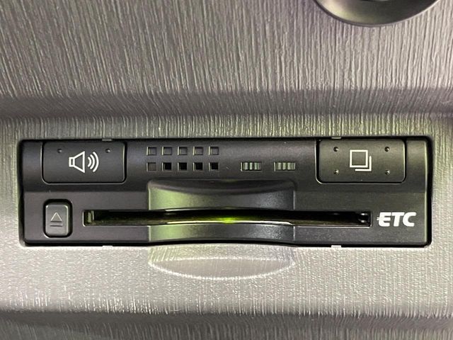 TOYOTA PRIUS ALPHA 2011 Image 31