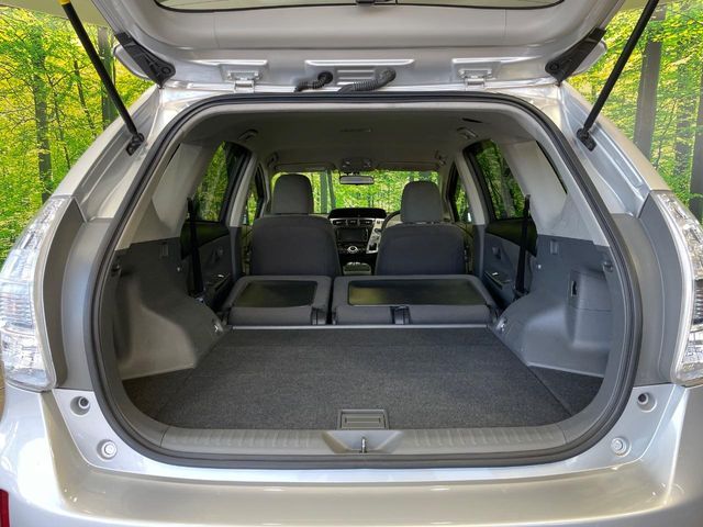 TOYOTA PRIUS ALPHA 2011 Image 31