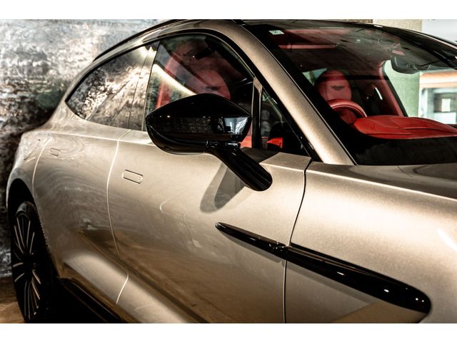 ASTON MARTIN SUV 2024 Image 31