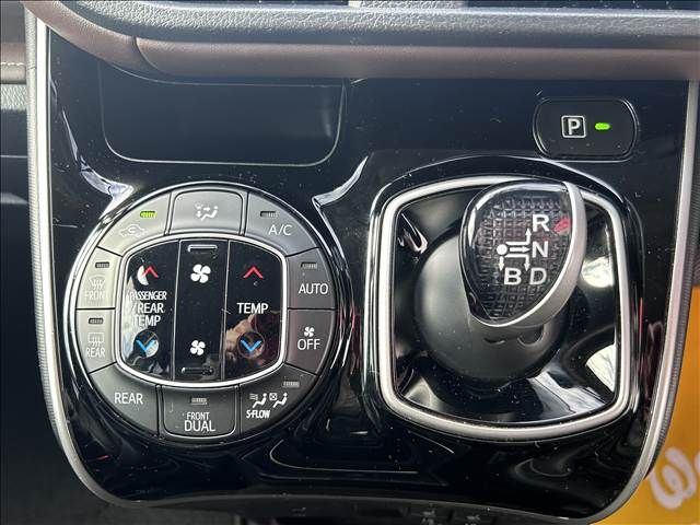 TOYOTA ESQUIRE HYBRID 2015 Image 31