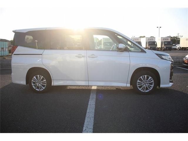 TOYOTA NOAH 4WD 2023 Image 31