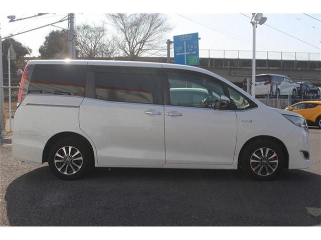 TOYOTA ESQUIRE HYBRID 2018 Image 31