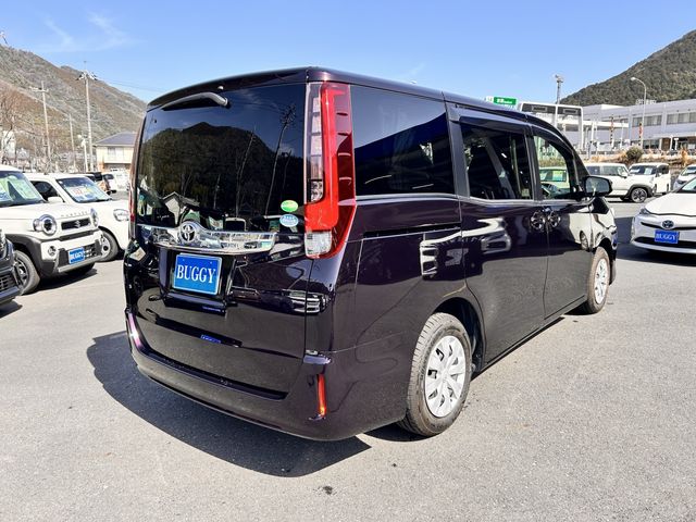 TOYOTA NOAH 2016 Image 31