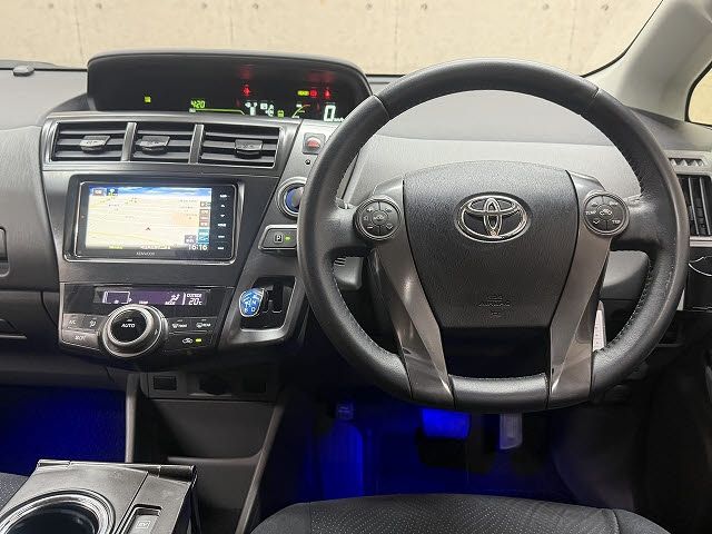 TOYOTA PRIUS ALPHA 2014 Image 31