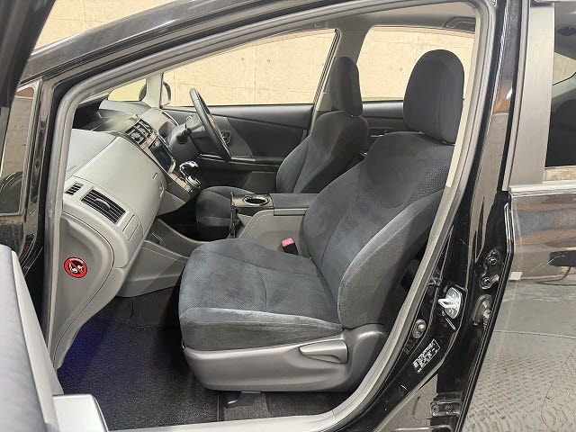 TOYOTA PRIUS ALPHA 2014 Image 31