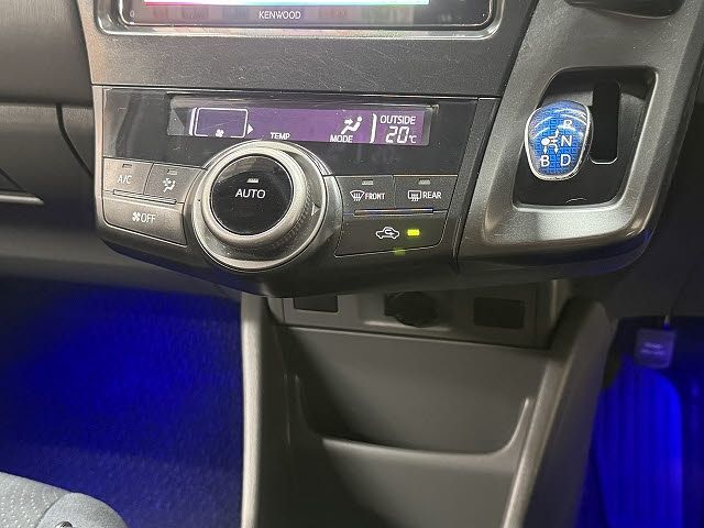 TOYOTA PRIUS ALPHA 2014 Image 31